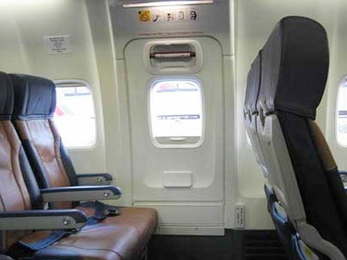 Vietnam Airlines phải hoãn chuyến bay vì nam sinh "táy máy" ảnh 2